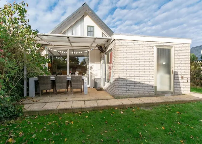 Feriehus With Outdoor Lounging *