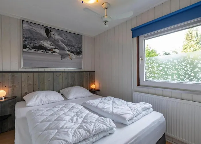 Feriehus With Outdoor Lounging *