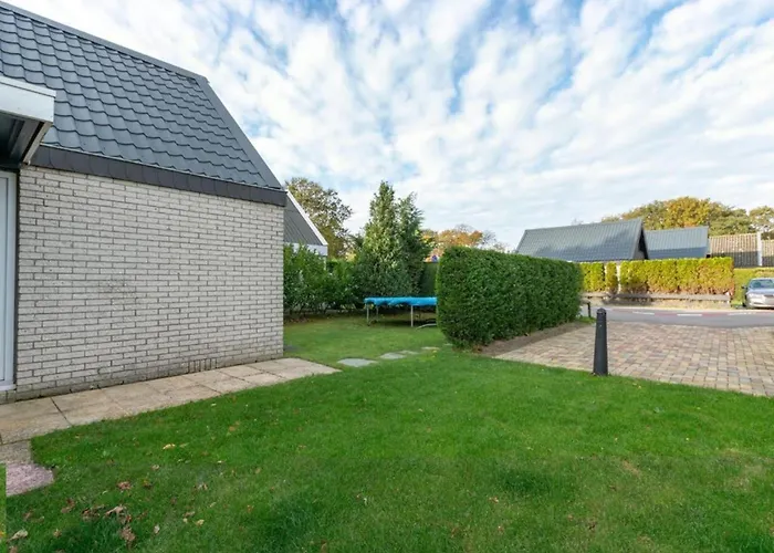 With Outdoor Lounging Feriehus *